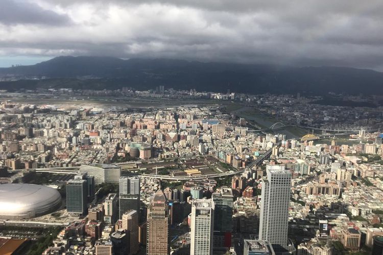 Kota Taipei dilihat dari ketinggian Skyline 460 di Taipei 101.