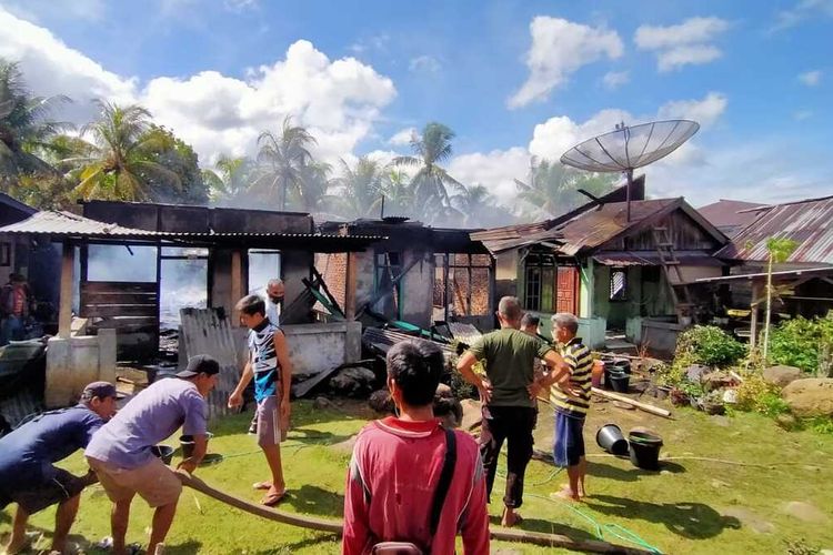 Sebanyak empat rumah di Seluma, Bengkulu, terbakar pada Jumat (3/6/2022). Seorang lansia tewas dalam kebakaran ini.