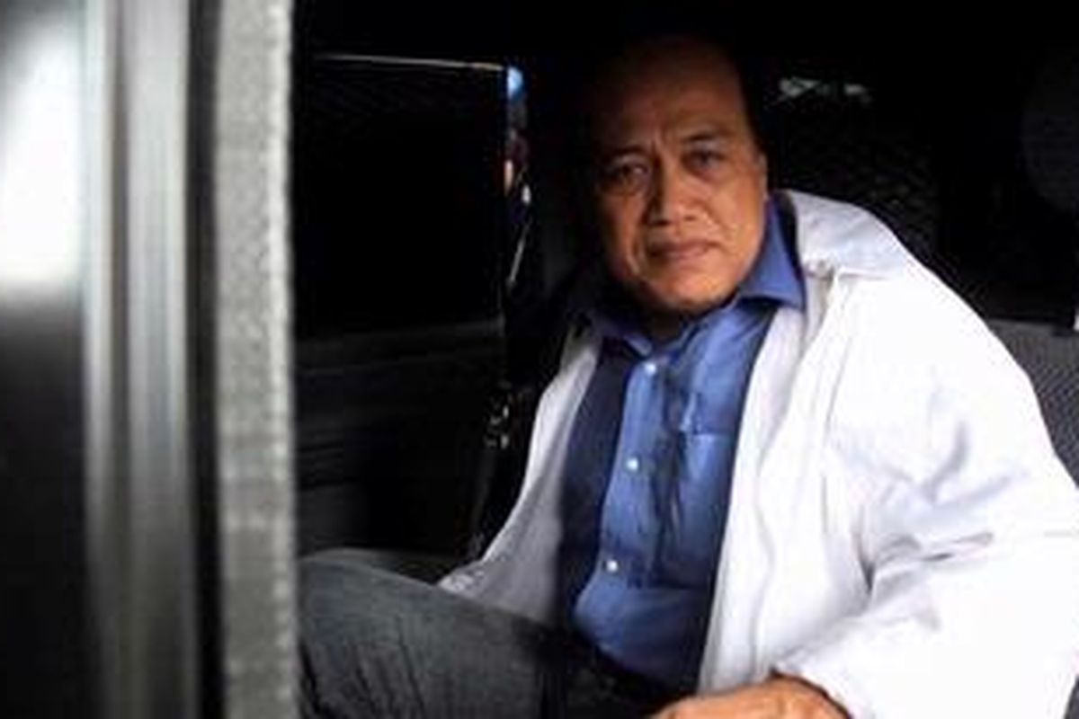 Mantan Irjen Pol Djoko Susilo meninggalkan gedung Komisi Pemberantasan Korupsi (KPK), Jakarta, Selasa (12/2/2013), usai menjalani pemeriksaan oleh penyidik Komisi Pemberantasan Korupsi (KPK), Jakarta, Senin (17/12/2012), Tersangka Djokodi periksa untuk kepentingan penyidikan dalam kasus korupsi smulator SIM.  