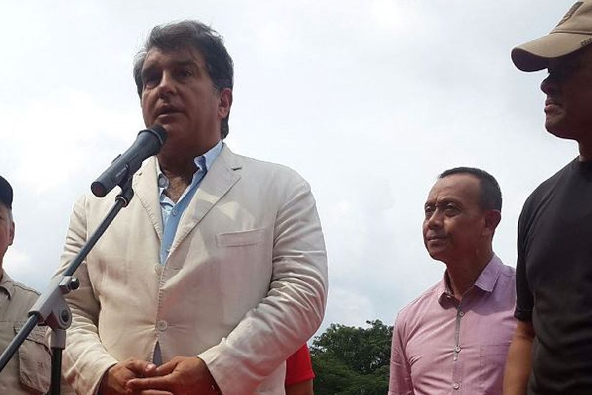 Mantan presiden Barcelona, Joan Laporta, memberikan pernyataan saat menyaksikan  latihan PS TNI pada Minggu (2/4/2017). 