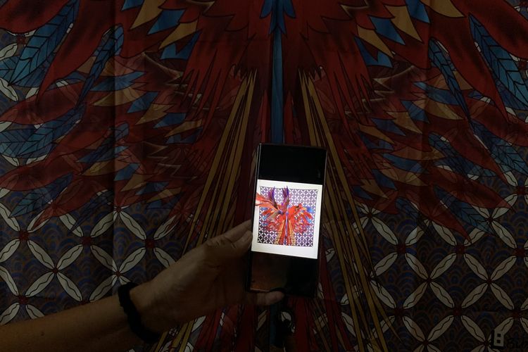 Bibiana Lee, seniman berdarah peranakan Tionghoa membawa koleksi kain (scarf) bermotif batik peranakan buatannya.  Scarf yang menutupi layar televisi kamar hotel ini tidak hanya dilihat begitu saja, tapi juga bisa berubah menjadi gambar bergerak dan tampak hidup. Melalui teknologi AR yang dapat dipindai melalui gawai, Bibiana Lee sukses menampilkan karya tak biasa di dalam kamar hotel ini. 