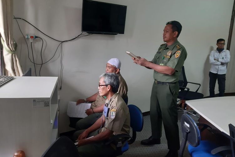 Sidang kasus illegal logging, dengan terdakwa Mansur bin Delewa (50) asal Sulawesi Selatan, digelar melalui video conference, Senin (30/3).
