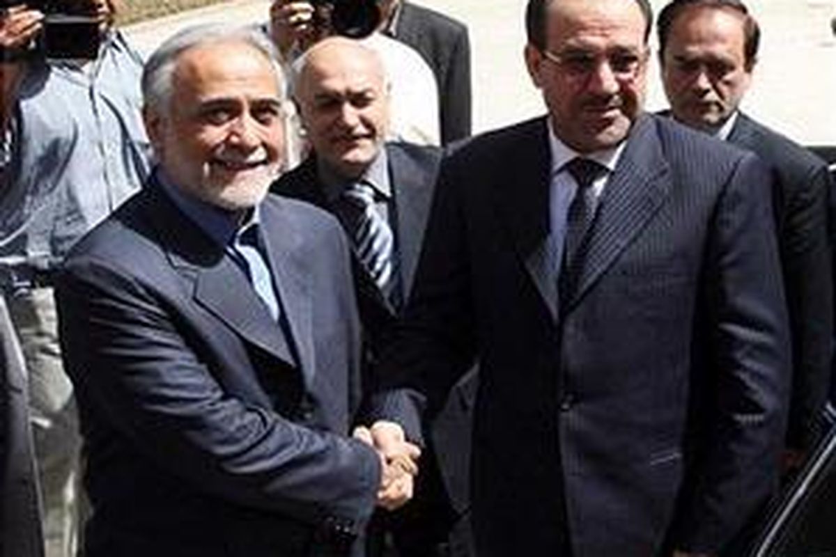 Perdana Menteri Irak Nouri al-Maliki (kanan) berjabat tangan dengan Wakil Presiden Iran Parviz Davoudi dalam sebuah pertemuan di Teheran, 8 Juni 2008. 