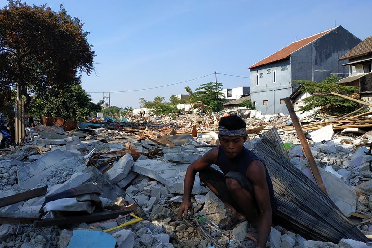 Barang rongsokan sisa penggusuran di Jalan Bougenville Raya RT 001 RW 011, Jakasampurna, Bekasi Barat sedang dikumpulkan para pengepul, Jumat (25/7/2019).