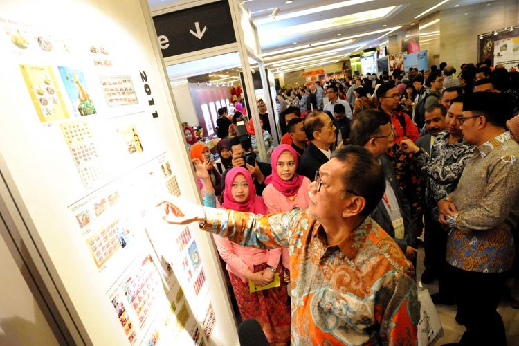 Wakil Gubernur Jawa Barat Deddy Mizwar melihat berbagai koleksi yang ditampilkan dalam Pameran Filateli Dunia.