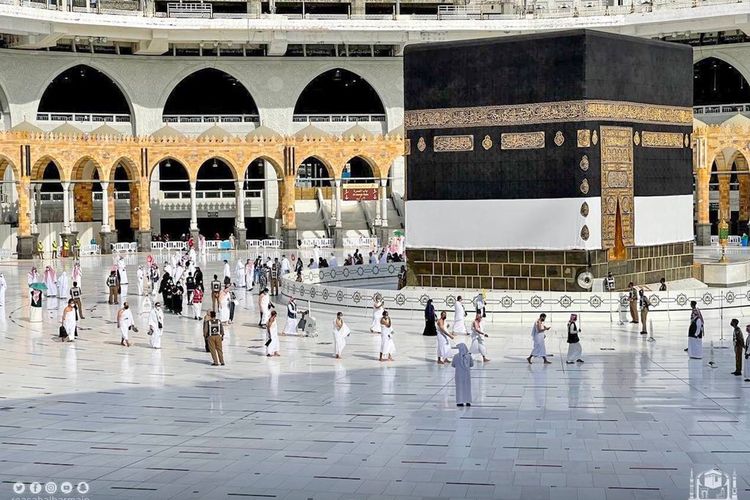 Para jemaah haji melangsungkan tawaf qudum di Masjidil Haram pada Sabtu (17/7/2021) sebagai pembuka rangkaian ibadah haji 2021
