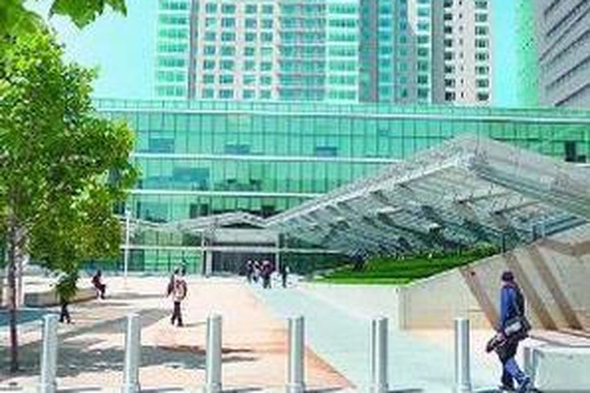 Akses menuju plaza dilindungi oleh bollards dan bangku-bangku yang sekaligus berfungsi sebagai pelindung dari serangan bom bermobil.