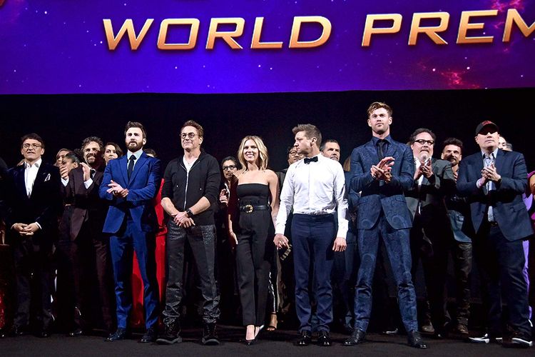 Christ Evans bersama para pemain, produser, dan sutradara film Avengers: Endgame dalam pemutaran perdana film tersebut di Los Angeles, AS, pada 22 April 2019.