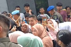 Usai Dampingi Prabowo, Letkol Teddy Dikerumuni-Diajak Selfie Ibu-ibu