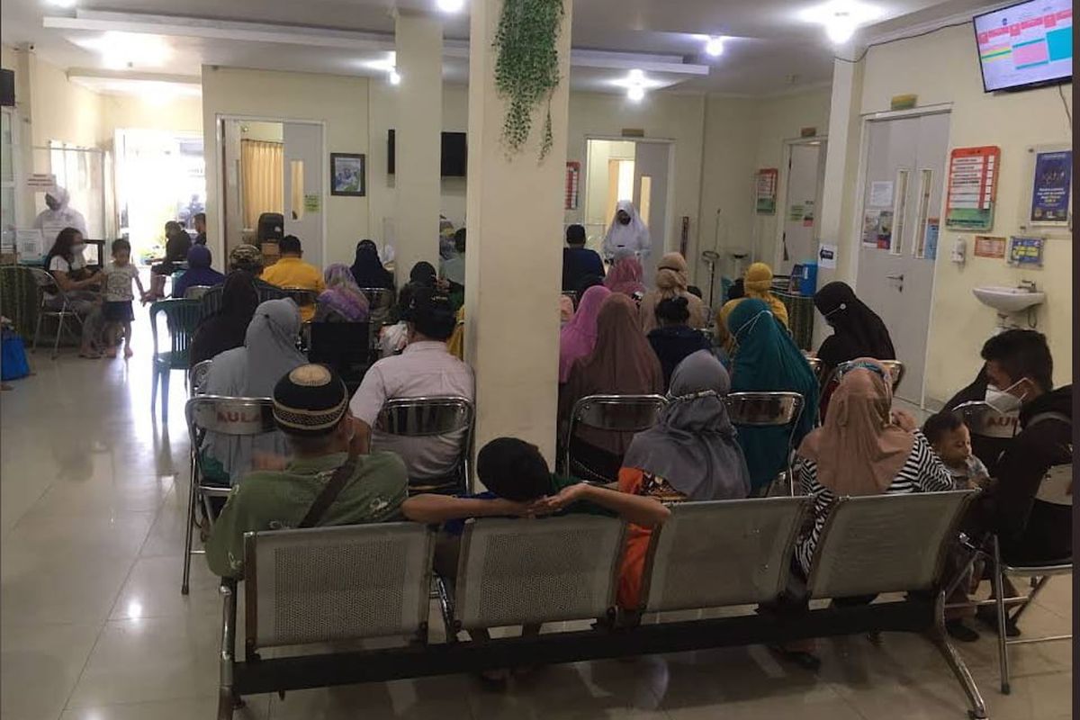 Suasana pemeriksaan di Poli Umum Puskesmas Kebonsari, Surabaya pada Selasa (11/02/25)