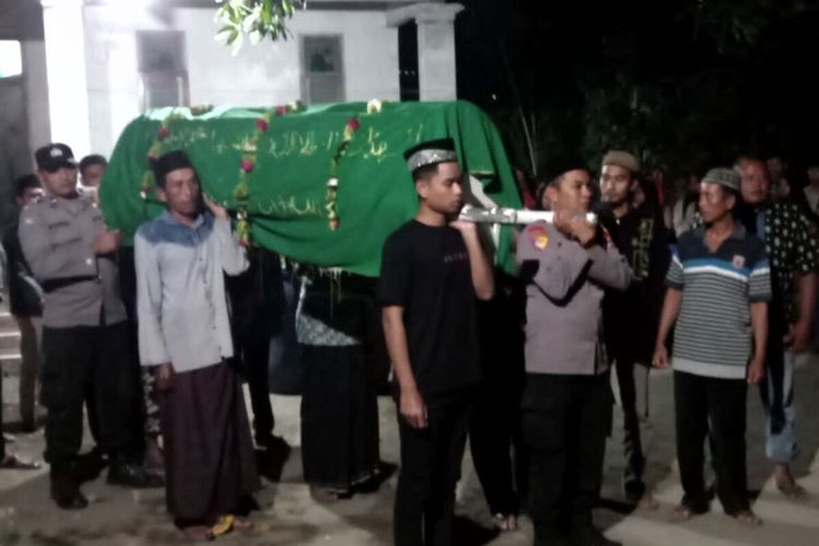 Jenazah AJH (15), siswa madrasah tsanawiyah negeri di Kecamatan Wonodadi, Kabupaten Blitar, yang tewas dianiaya teman sekelas dimakamkan di TPU Desa Kunir, Jumat (25/8/2023) malam.