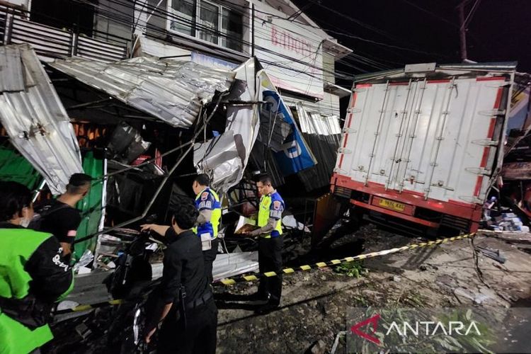 Kondisi ruko dan warung yang rusak ditabrak truk dalam kecelakaan di Ngaliyan, Kota Semarang, Jawa Tengah, Kamis (21/11/2024). Dua orang tewas dalam kejadian ini. Truk bermuatan aki itu diduga mengalami rem blong.
