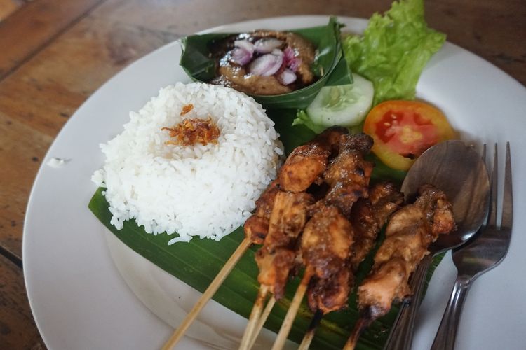 Menu sate di Warung Bu Rus, Ubud