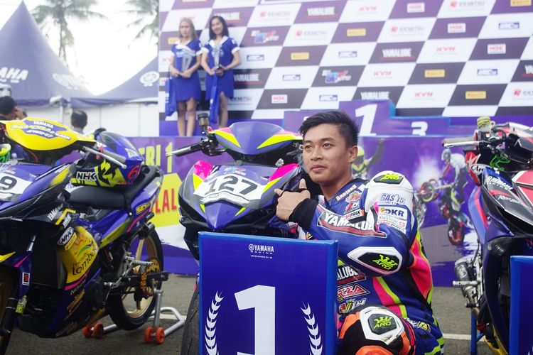 Pemenang Yamaha Cup Race (YCR) 2020 kelas Moped 4T 150cc Tune Up Novice, Rocky Ibrahim, berpose dengan motornya usai balapan.