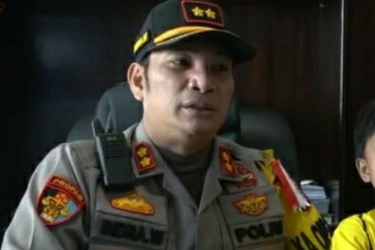 Kapolres Pelalawan AKBP Indra Wijatmiko mengajak RFZ (10) berbicara dan bergurau untuk memulihkan psikologisnya pasca mendapat kekerarasan sewaktu tinggal bersama orangtuanya di Desa Terantang Manuk, Kecamatan Pangkalan Kuras, Kabupaten Pelalawan, Riau, Rabu (30/9/2020).