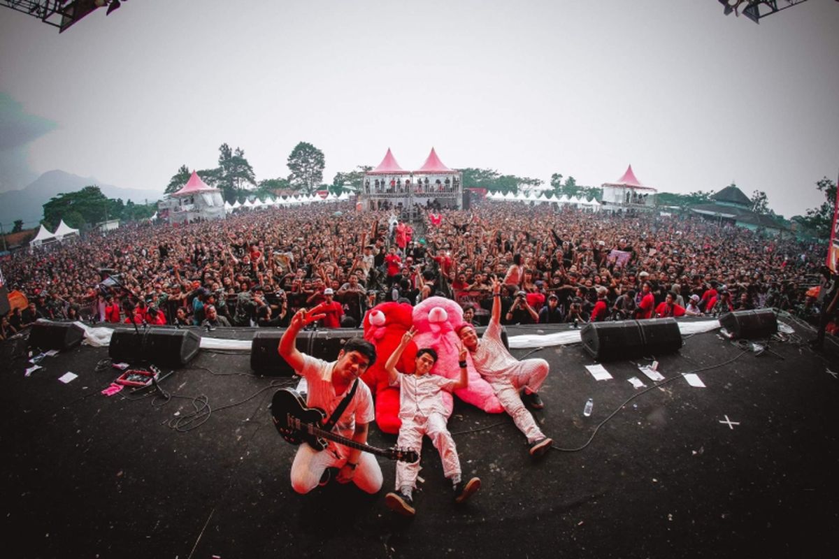 Band Stand Here Alone usai beraksi di atas panggung 