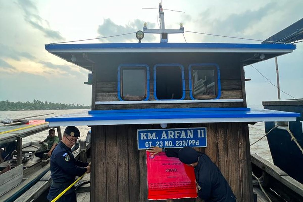 Kementerian Kelautan dan Perikanan (KKP) menghentikan aksi 3 unit kapal yang diduga melakukan eksploitasi pasir laut tanpa izin di Perairan Pulau Rupat, Bengkalis, Riau. 