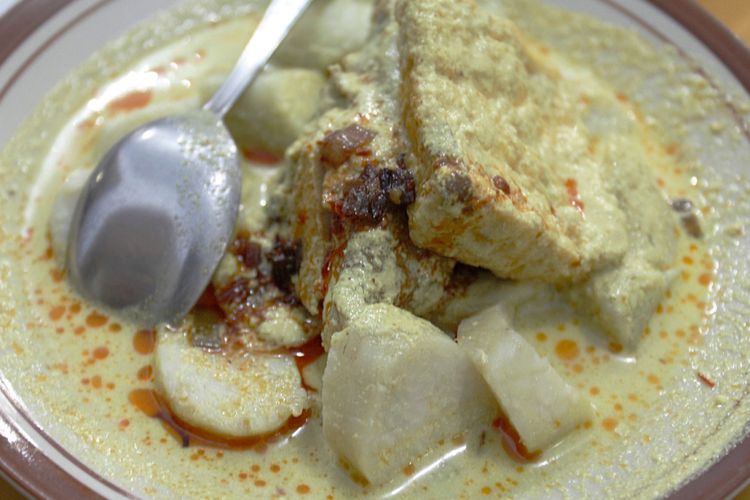 Lontong lemprak khas Batang, Jawa Tengah.