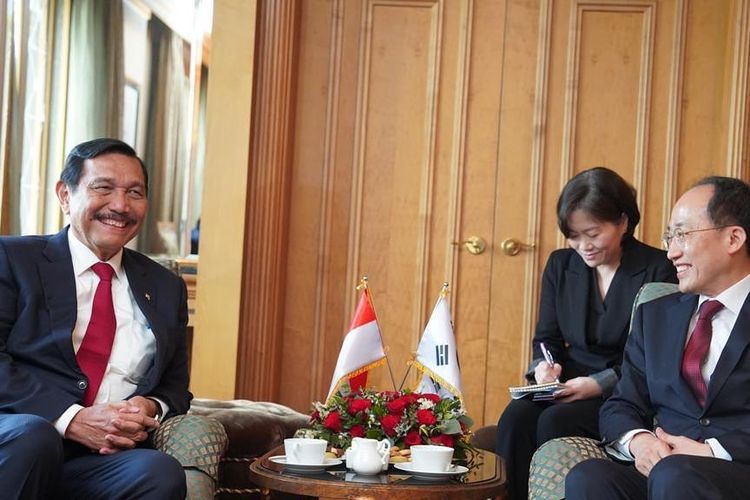 Menko Bidang Kemaritiman dan Investasi Luhut B. Pandjaitan bertemu dengan Wakil Perdana Menteri sekaligus Menteri Keuangan Korea Selatan Choo Kyung-Ho di Korsel, Kamis (23/3/2023).