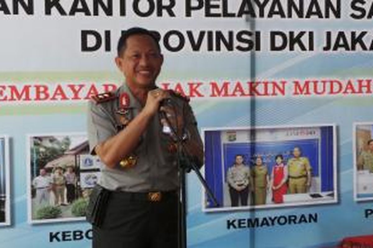 Kapolda Metro Jaya Irjen Tito Karnavian saat meresmikan samsat pelayanan pembayaran pajak kendaraan bermotor (PKB) di Kantor Kecamatan Penjaringan, Jakarta Utara, Jumat (18/9/2015).