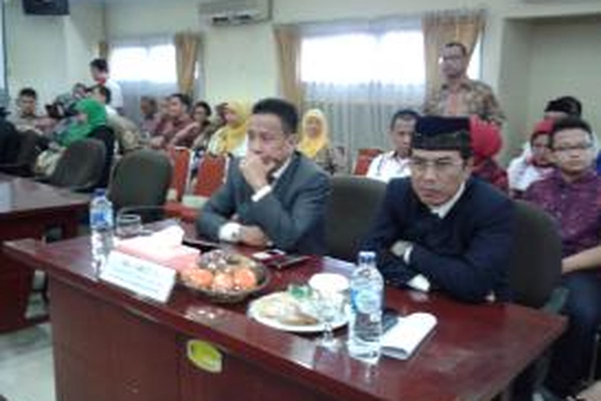 Pasangan Calon Wali Kota dan Calon Wakil Wali Kota Tangerang, Tubagus Dedi Gumelar (dua dari kanan) dan Suratno Abu Bakar saat menghadiri sidang paripurna istimewa penyampaikan visi misi di Gedung DPRD Kota Tangerang, Rabu (14/8/2013).