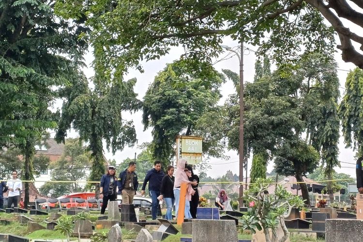 Tamara Tyasmara di proses ekshumasi makam anaknya di TPU Jeruk Purut, Jakarta Selatan, Selasa (6/2/2024).
