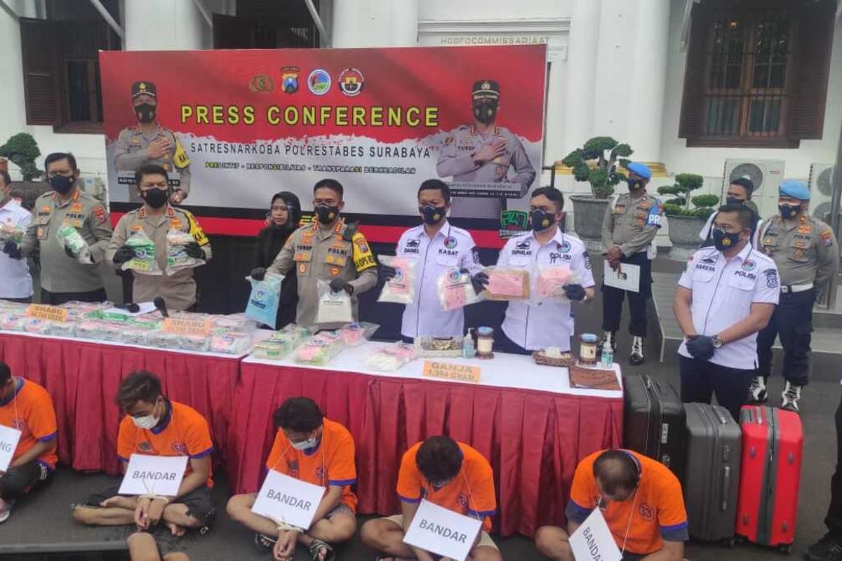 Kapolda Jatim Irjen Nico Afinta bersama Kapolrestabes Surabaya Kombes Pol Akhmad Yusep Gunawan saat rilis narkoba di Mapolrestabes Surabaya, Rabu (29/12/2021).