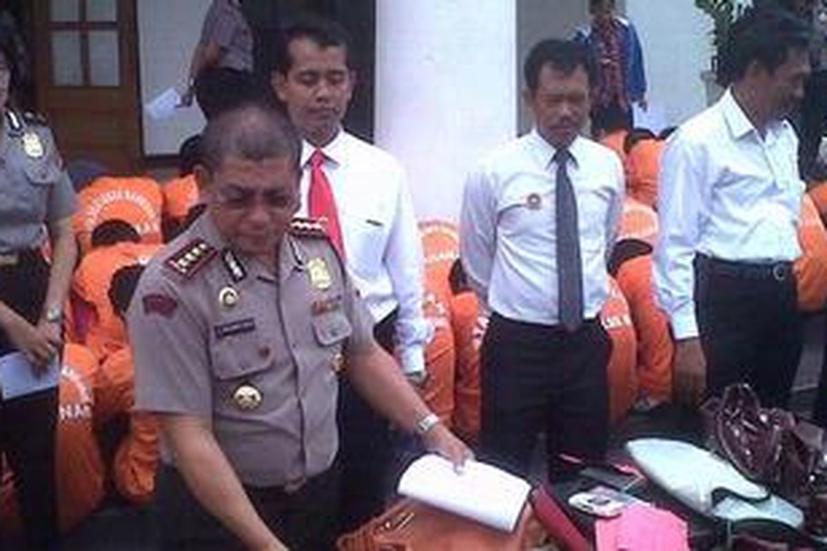 Ilustrasi: Kapolresatabes Bandung Kombes Pol Abdul Rachman Baso didampingi Kasatreskrim AKPB Wijonarko dan Kabag Humas Kompol Rosdiana saat menunjukan barang bukti tindak kriminal, berupa senapan api dan beberapa barbuk lainnya, di Mapolrestabes Bandung, Jalan Merdeka, Bandung, Senin (12/11/2012).