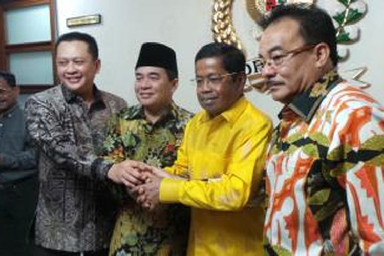 Sekjen DPP Partai Golkar Idrus Marham bersana pimpinan Fraksi Golkar di DPR, Ade Komarudin, Bambang Soesatyo, dan Robert Kardinal, Kamis (2/4/2015).