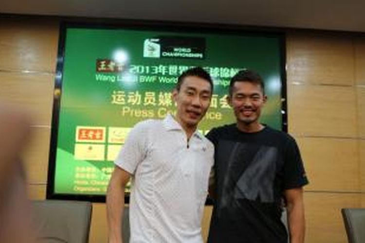 Pebulu tangkis Malaysia, Lee Chong Wei (kiri), dan pebulutangkis China, Lin Dan, berpose bersama usai jumpa pers di Guangzhou, Minggu (4/8/2013).