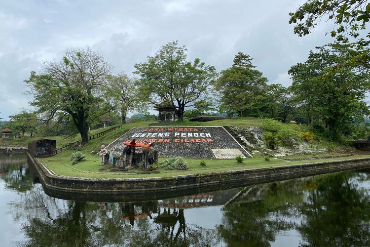 Parit atau kolam air dengan tulisan Benteng Pendem Cilacap. 