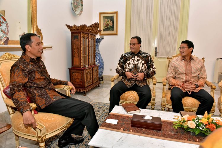 Presiden Joko Widodo bertemu dengan Gubernur dan Wakil Gubernur DKI Jakarta Anies Baswedan-Sandiaga Uno di Istana Merdeka, Jakarta, Rabu (25/10/2017).