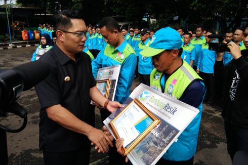 Ridwan Kamil Serahkan Hadiah Umrah untuk Petugas Kebersihan di Bandung