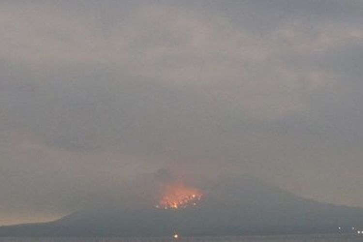 Pengambilan video ini diambil oleh Jiji Press pada 24 Juli 2022 dari rekaman langsung kamera pengintai Badan Meteorologi Jepang menunjukkan letusan gunung berapi Sakurajima di prefektur Kagoshima, Jepang.