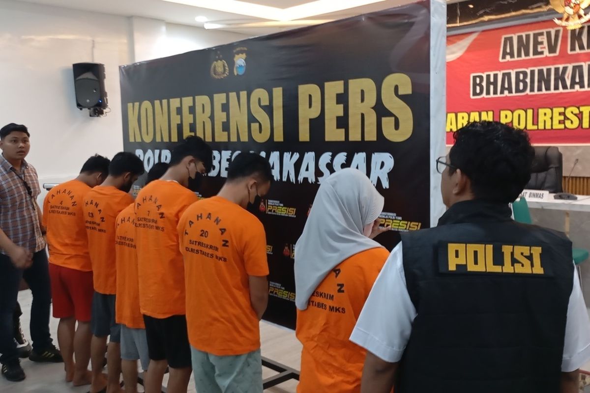 Para Tersangka yang ditampilkan saat konferensi pers penetapan tersangka sindikat kasus kecurangan pelaksanaan UTBK 2025 Unhas Makassar di Mapolrestabes Makassar, Rabu (7/5/2025).
