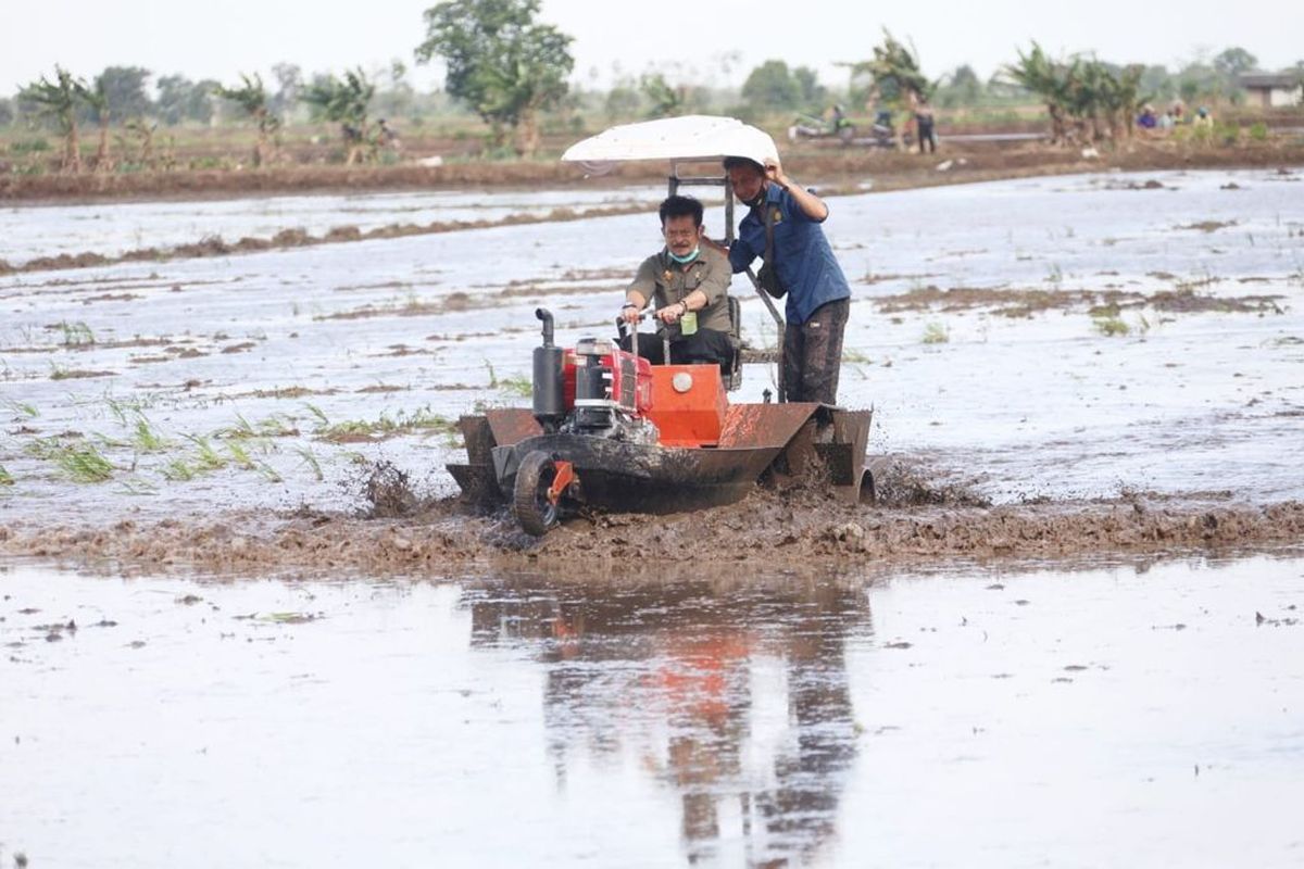 Menteri Pertanian (Mentan) Syahrul Yasin Limpo (SYL) saat membajak sawah menggunakan alsintan.