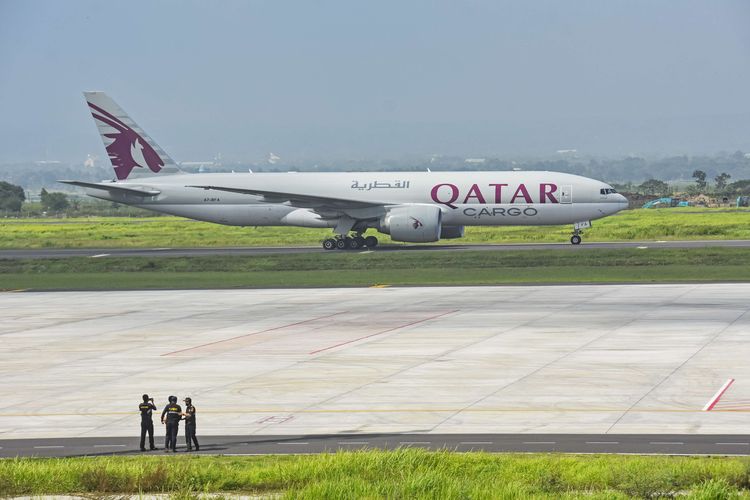 Pesawat kargo Boeing 777 Freighter Qatar Airways yang membawa logistik MotoGP tiba di Bandara Internasional Lombok (BIL), Praya, Lombok Tengah, NTB, Rabu (9/3/2022). Pesawat dengan nomor penerbangan QR8062 dari Doha tersebut membawa logistik seberat 89.900 kg kargo berupa motor, mesin dan perangkat lainnya yang akan digunakan pada MotoGP di Sirkuit Mandalika 18-20 Maret 2022.