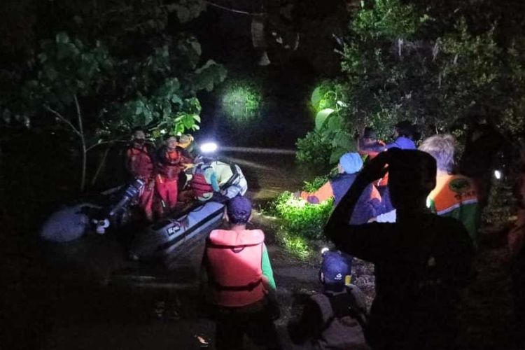 Penyelamatan 7 warga terdampak banjir dengan perahu karet di Sumbawa 
