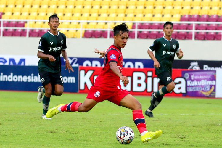 Pemain Arema FC Arkham Fikri besiap menendang bola saat pertandingan pekan ke-14 Liga 1 2022-2023 melawan Persikabo 1973 yang berakhir dengan skor 0-1 di Stadion Manahan Solo, Rabu (14/12/2022) sore. 