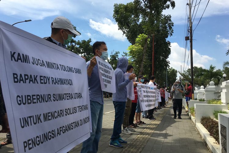 Puluhan pengungsi Afghanistan yang tinggal di sejumlah rumah penampungan di Medan, berunjuk rasa di depan Kantor Gubernur Sumatera Utara, Selasa (21/9/2021).