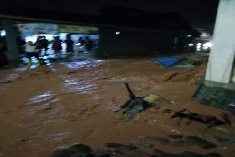 Banjir bandang menerjang Desa Wangandowo, Kecamatan Bojong, Kabupaten Pekalongan, Jawa Tengah, pada Rabu (13/3/2024) malam. Dua orang dilaporkan tewas.
