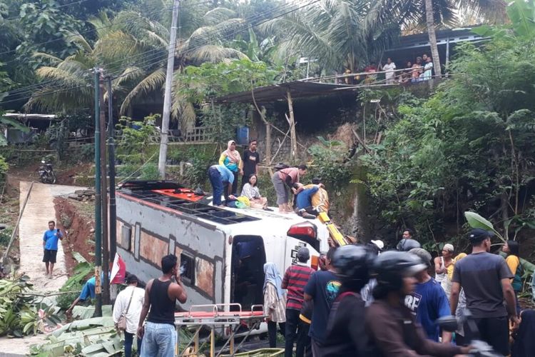 Lokasi bus terguling di Siluk, Imogiri, Bantul, DI Yogyakarta. Minggu (21/4/2024)