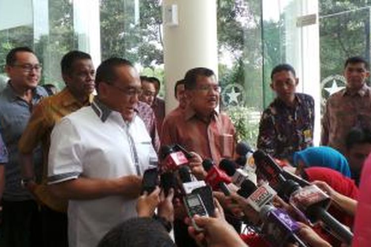 Ketua Umum Partai Golkar Aburizal Bakrie (kiri) menemui Wakil Presiden Jusuf Kalla di Kantor Wapres, Jumat (24/10/2014).