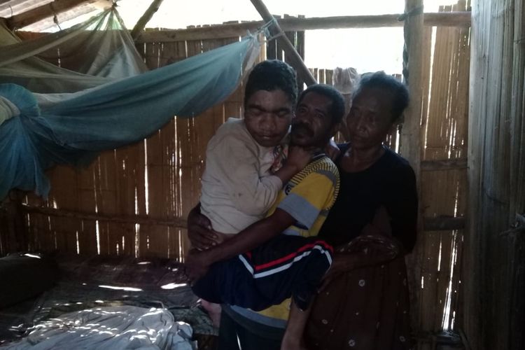 Foto : Saat Hendrikus Mada (17) foto bersama ayah dan ibundanya di kediamannya tepat di Desa Darat Gunung, Kecamatan Talibura, Kabupaten Sikka, NTT, Jumat (11/10/2019).