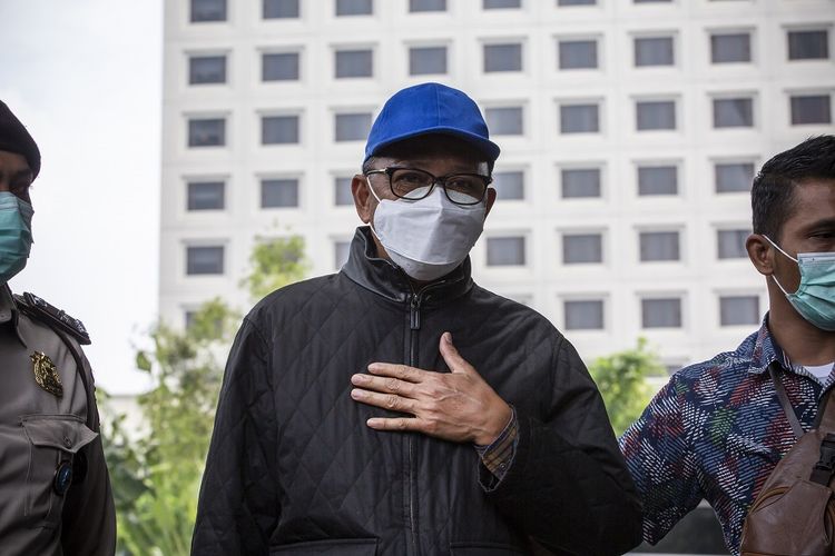 Gubernur Sulawesi Selatan Nurdin Abdullah (tengah) dikawal petugas setibanya di gedung KPK, Jakarta, Sabtu (27/2/2021). KPK mengamankan Nurdin Abdullah melalui Operasi Tangkap Tangan (OTT) bersama lima orang lainnya dengan barang bukti sebuah koper berisi uang. ANTARA FOTO/Dhemas Reviyanto/aww.