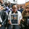 BERITA FOTO: Bawa Foto Anaknya, Ibu Almarhum Brigadir J Hadiri Sidang Vonis Ferdy Sambo