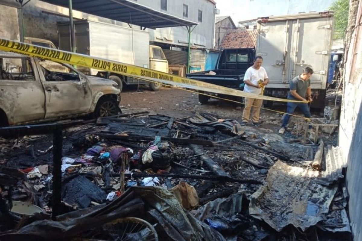 Sebuah rumah di Jalan Laksa V, Jembatan Lima, Tambora, Jakarta Barat terbakar, 2 orang alami luka bakar, Minggu (6/1/2019)