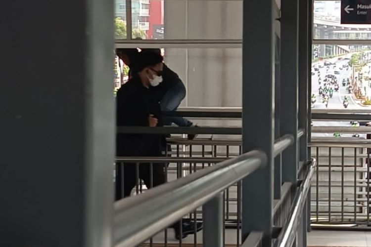 Sepi Pengawasan, Sekat JPO Transjakarta Rasuna Said Bikin Warga Nekat Lompat Jalur