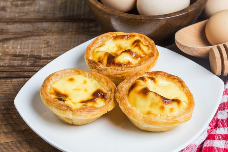 Cara membuat portuguese egg tart mengembang dan tidak amis bisa dimulai dari pemilihan jenis telurnya. 