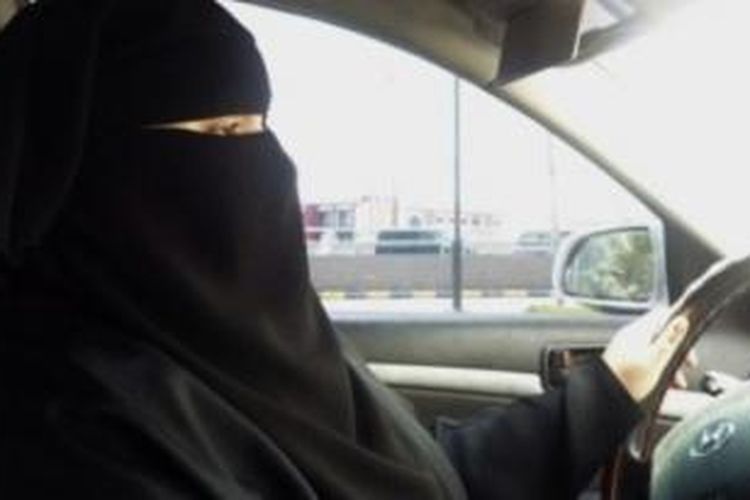 Selama ini perempuan Arab Saudi dilarang mengemudikan mobil sendiri tanpa pendamping pria.